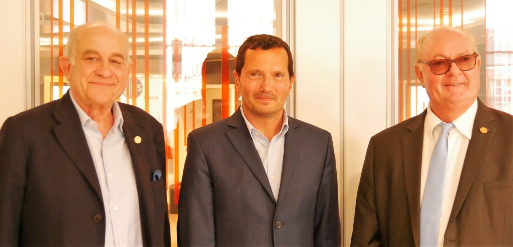 Julien Lévy [⚚] est entouré de Jean-Paul Aimetti [⚚], nouveau président et Alain Metton [⚚], ancien président de l'Académie.